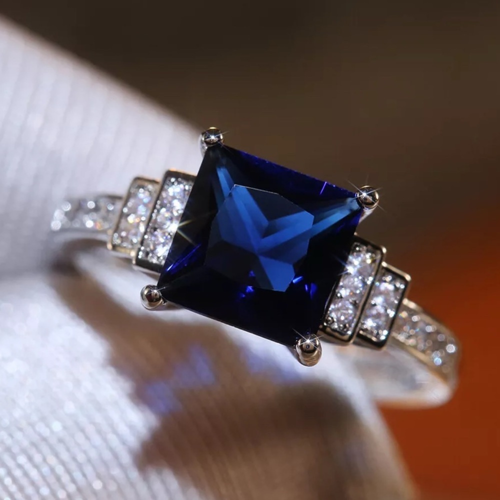PRINCESS CUT WEDDING RING
